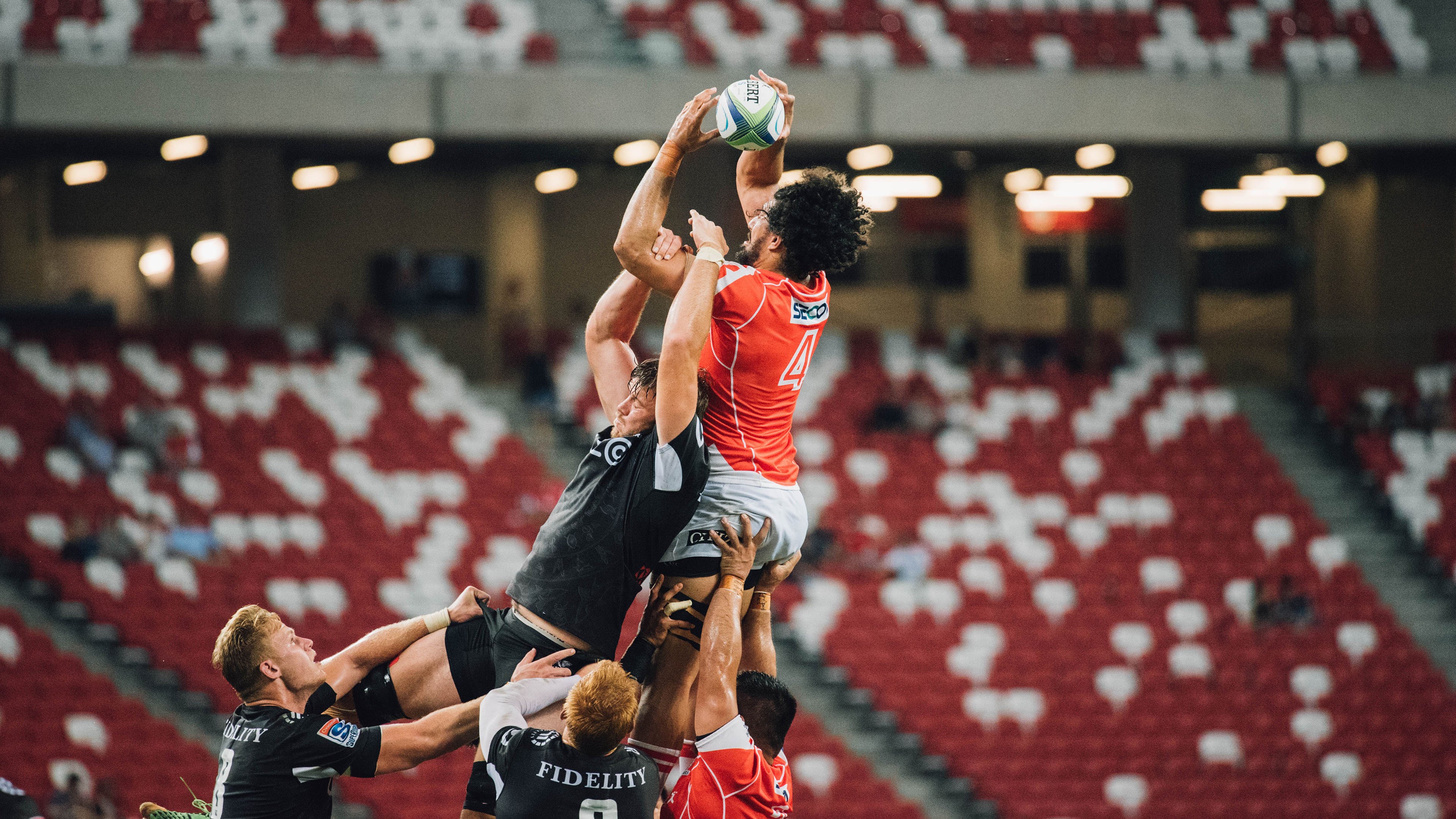 现场气氛火爆！球迷欢呼不断，场内外热情爆棚！，球赛现场的气氛